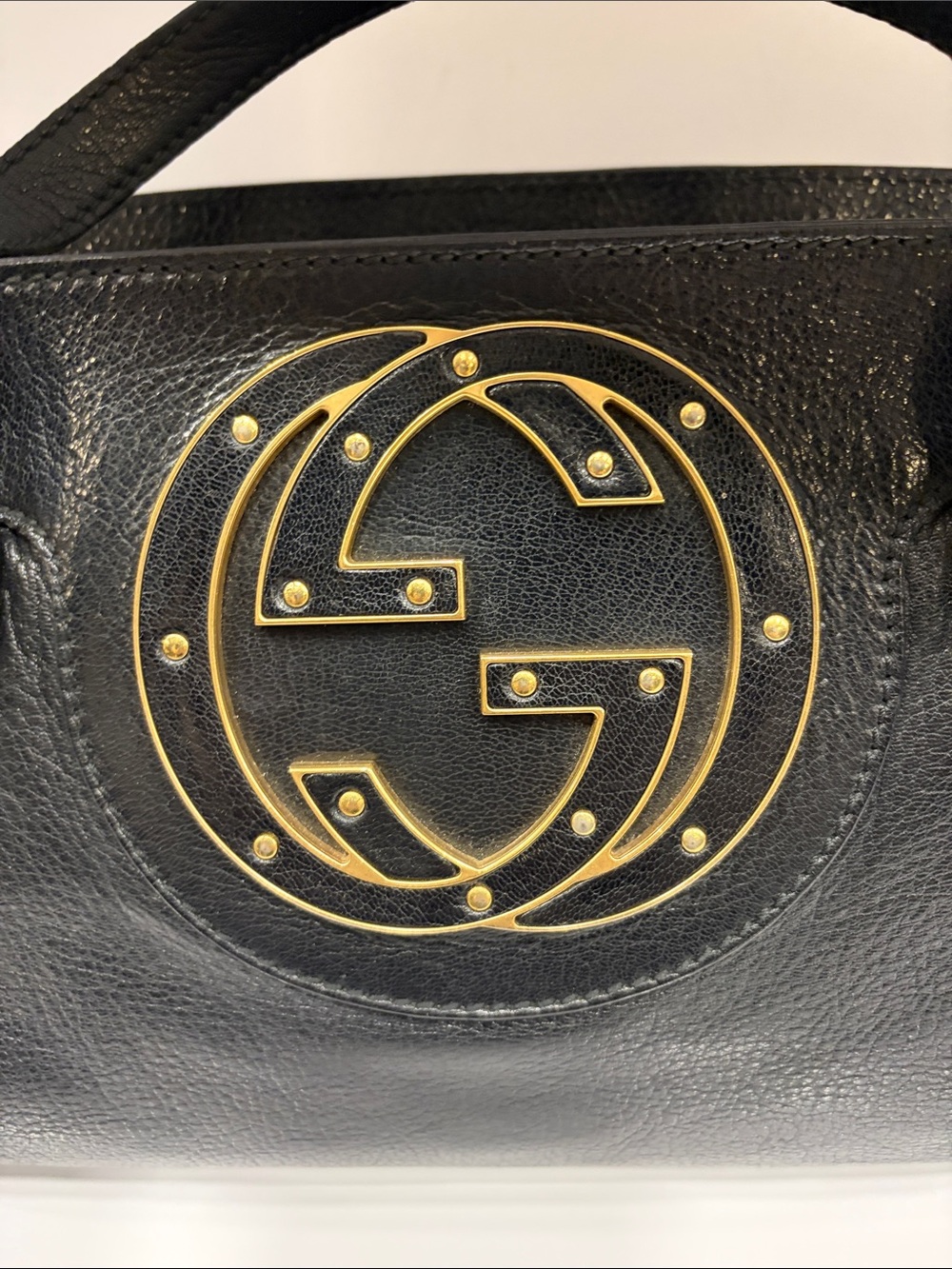 Gucci Black Leather Shoulder Bag with Gold GG Emblem - Picture 3 of 12